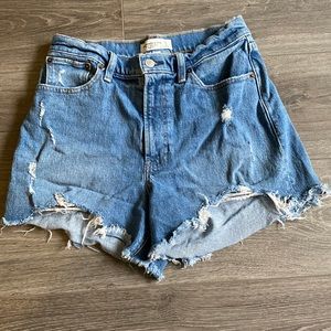 Abercrombie Curve Love 4” Mom Shorts